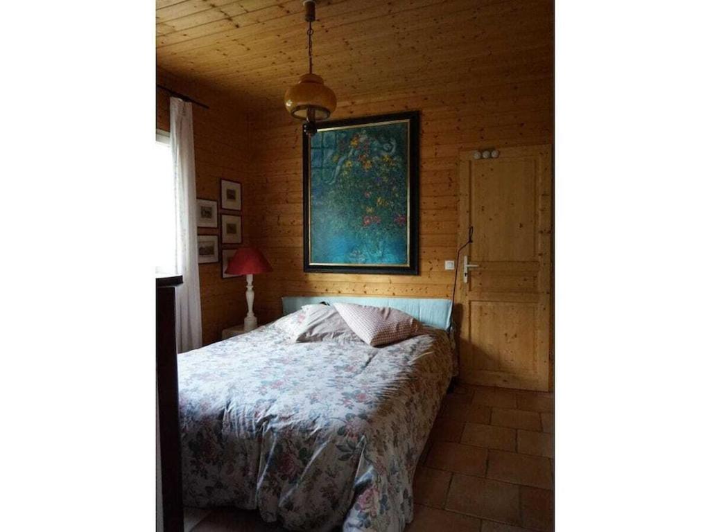 une chambre avec un lit et un tableau au mur dans l'établissement Villa Mimosa Comfortable holiday residence, à Lacanau 14 autres photos