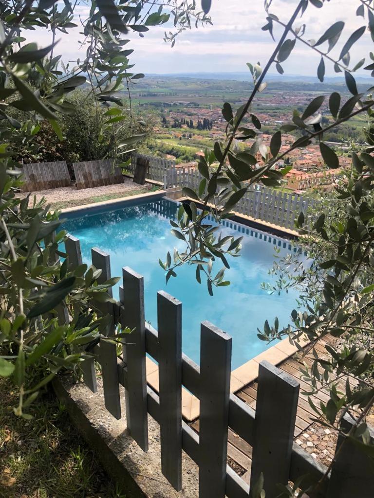 - une piscine avec vue sur la ville dans l'établissement Podere San Martino, à Buti 20 autres photos