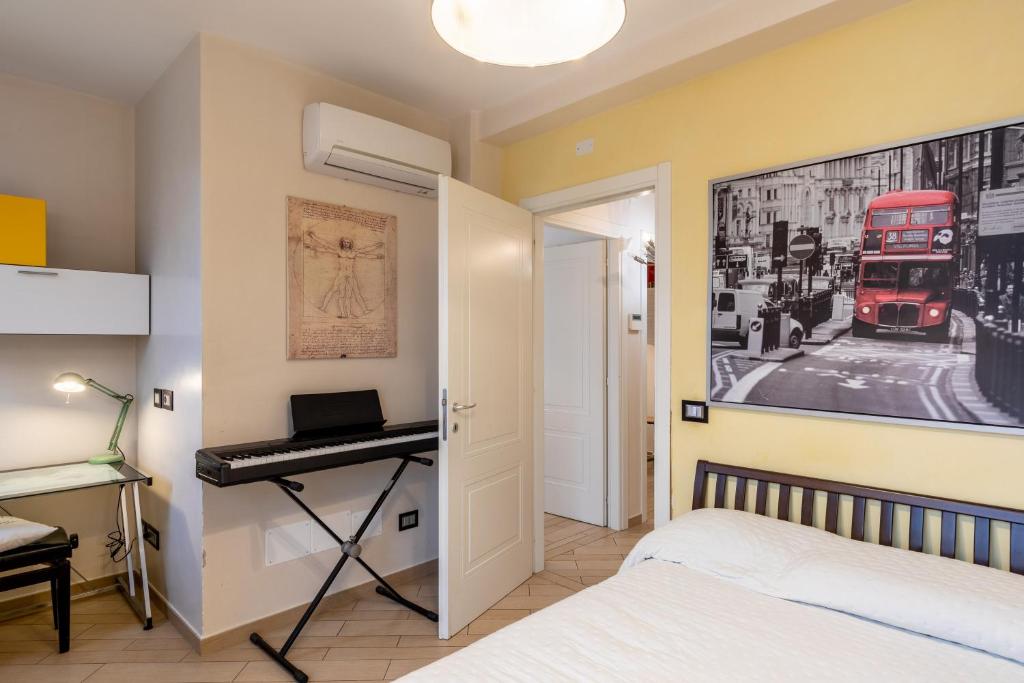 - une chambre avec un lit et un bureau avec un clavier dans l'établissement Relax in Villa - Versilia, à Massa 26 autres photos