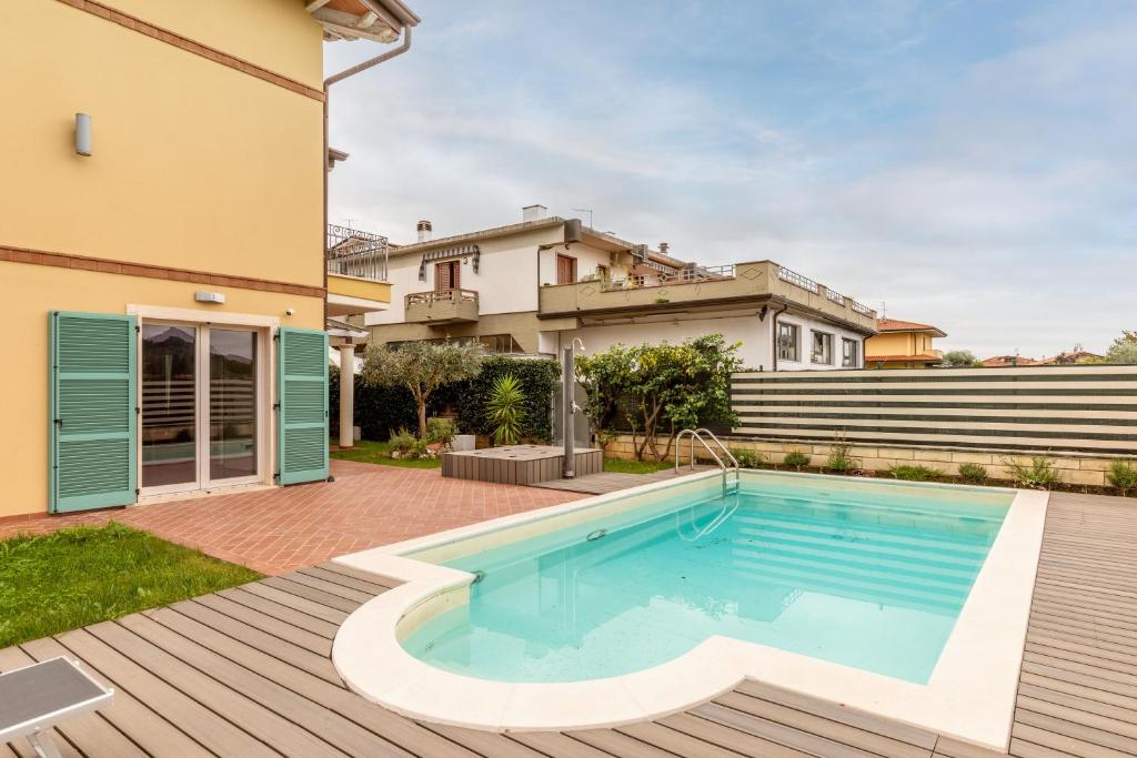 une piscine dans l'arrière-cour d'une maison dans l'établissement Relax in Villa - Versilia, à Massa