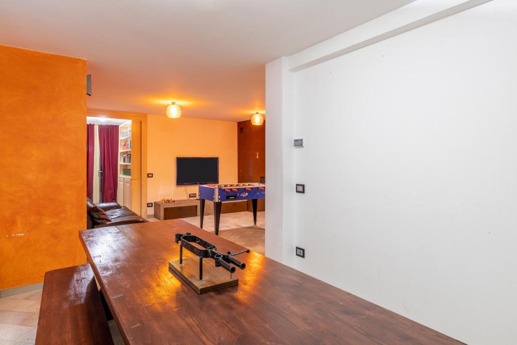 - un salon avec une table et un billard dans l'établissement Relax in Villa - Versilia, à Massa