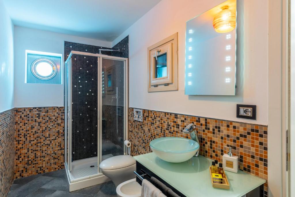 une salle de bain avec une douche, des toilettes et un lavabo dans l'établissement Relax in Villa - Versilia, à Massa