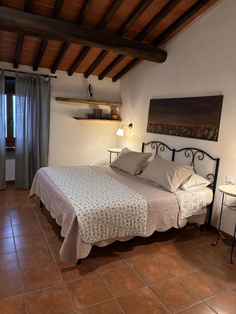 une chambre avec un grand lit dans une pièce dans l'établissement Villa Podere Terrena, à Gaiole in Chianti