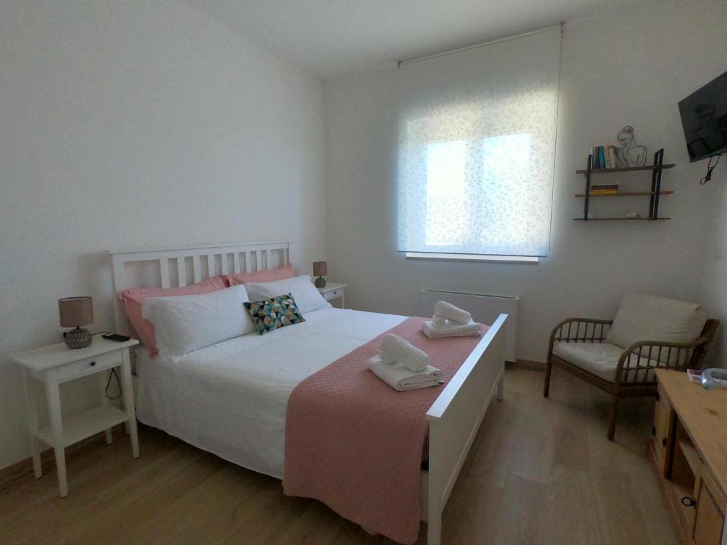 une chambre avec un lit, une chaise et une fenêtre dans l'établissement Malia Holiday Villa, à Conversano