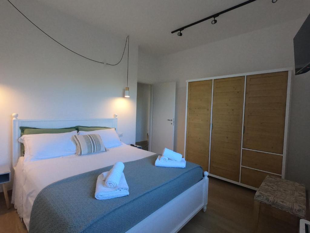une chambre avec un lit avec des serviettes dessus dans l'établissement Malia Holiday Villa, à Conversano