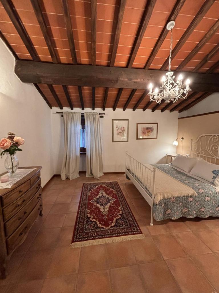 une chambre avec un lit et un plafond en bois dans l'établissement Villa Podere Terrena, à Gaiole in Chianti