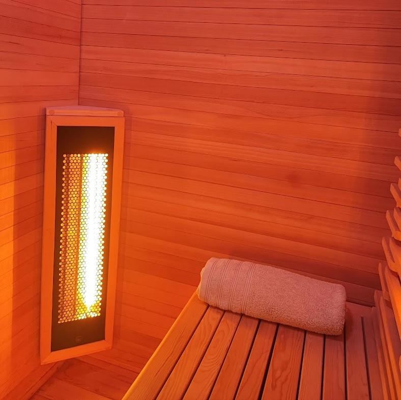 un sauna éclairé à l'intérieur dans l'établissement Les nids de Bonnan, à Milhars