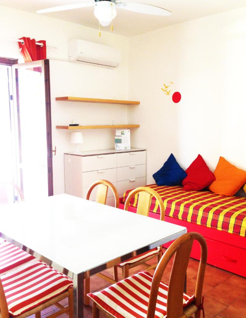 une chambre avec deux lits, une table et des chaises dans l'établissement Residence La Giungla, à Falerna