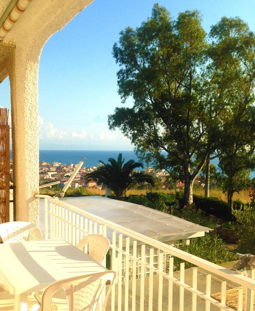 - un balcon blanc avec vue sur l'océan dans l'établissement Residence La Giungla, à Falerna