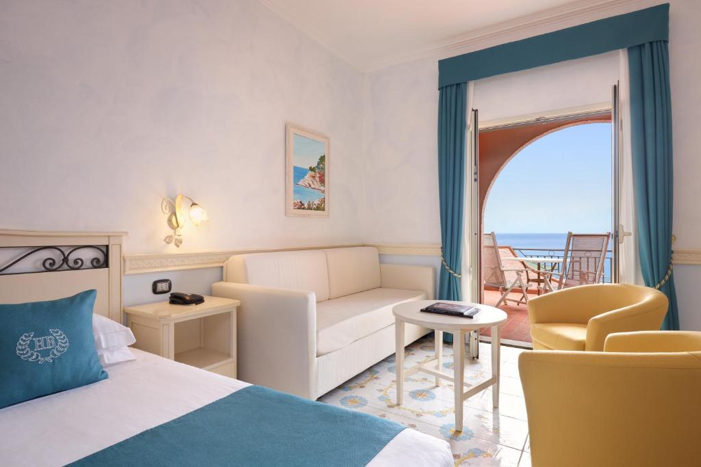 une chambre d'hôtel avec un lit, un canapé et une table dans l'établissement Hotel Hermitage, à Portoferraio 122 autres photos