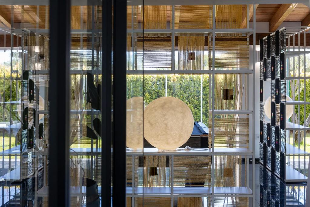 Cette chambre dispose d'une fenêtre avec une chaise. dans l'établissement Hotel San Teodoro, à San Teodoro