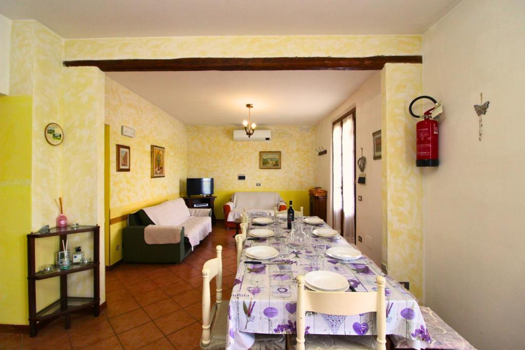 une salle à manger avec une table et un salon dans l'établissement CERRETINI, à Montepulciano