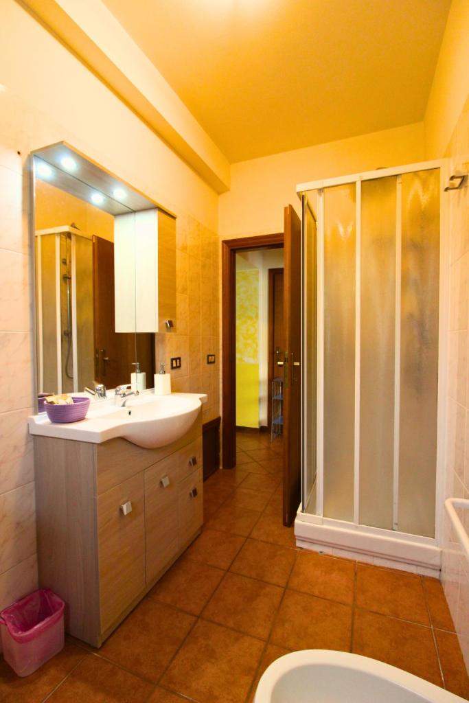 une salle de bain avec un lavabo, une douche et des toilettes dans l'établissement CERRETINI, à Montepulciano