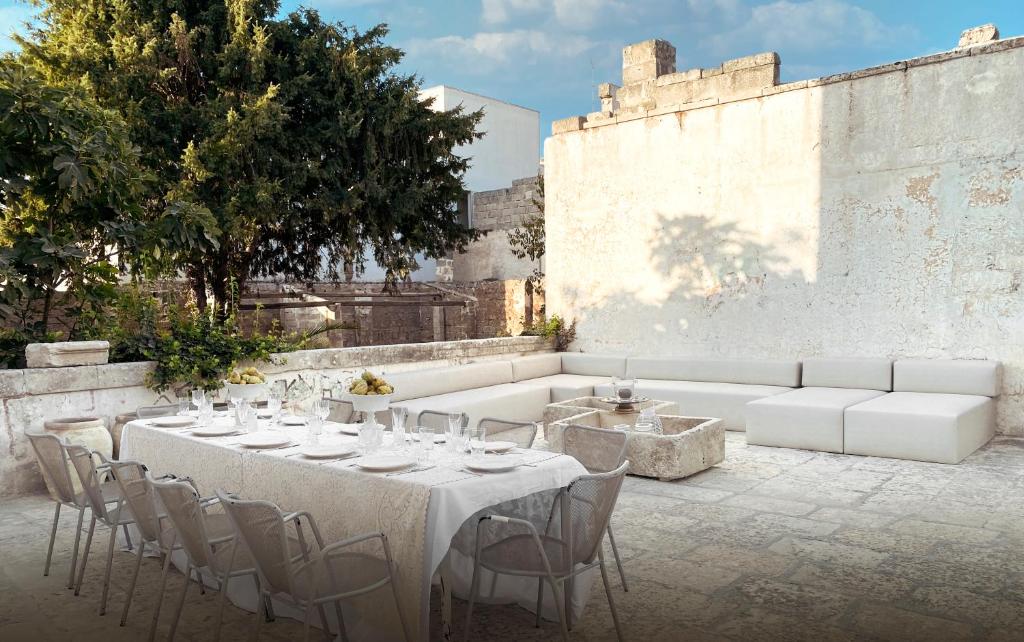un ensemble de tables et de chaises dans une cour dans l'établissement Palazzo Giustiniani L'Ambasciatore, à Sogliano Cavour