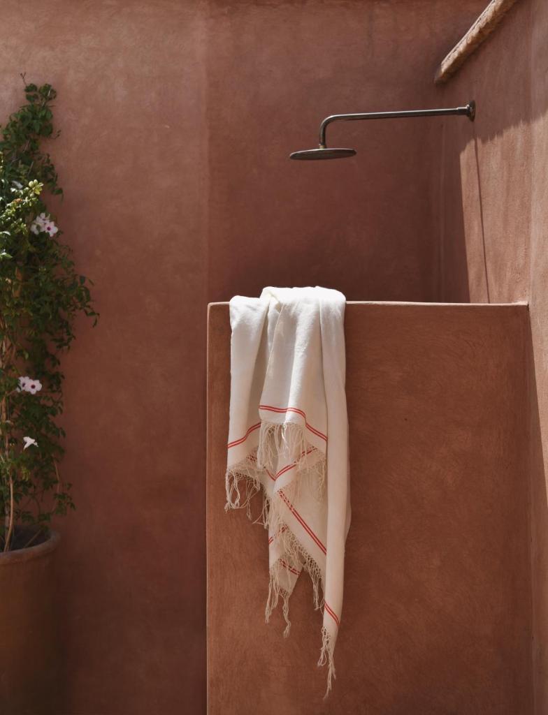 - une serviette suspendue à un porte-serviettes dans la salle de bains dans l'établissement Riad Muarid, à Marrakech