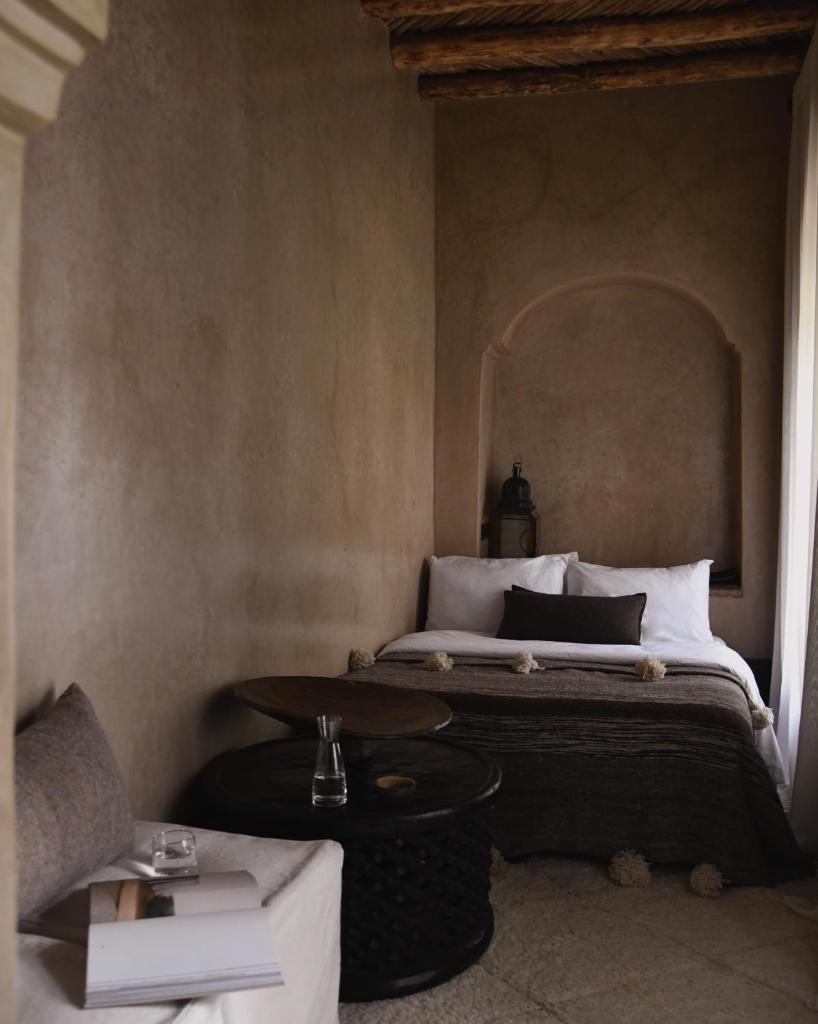 - une chambre avec un lit, une table et un lit dans l'établissement Riad Muarid, à Marrakech