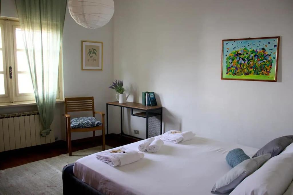 une chambre avec deux lits et une table et une fenêtre dans l'établissement Ca' San Lorenzo - Villa panoramica con piscina - Vignale Monferrato, à San Lorenzo 51 autres photos