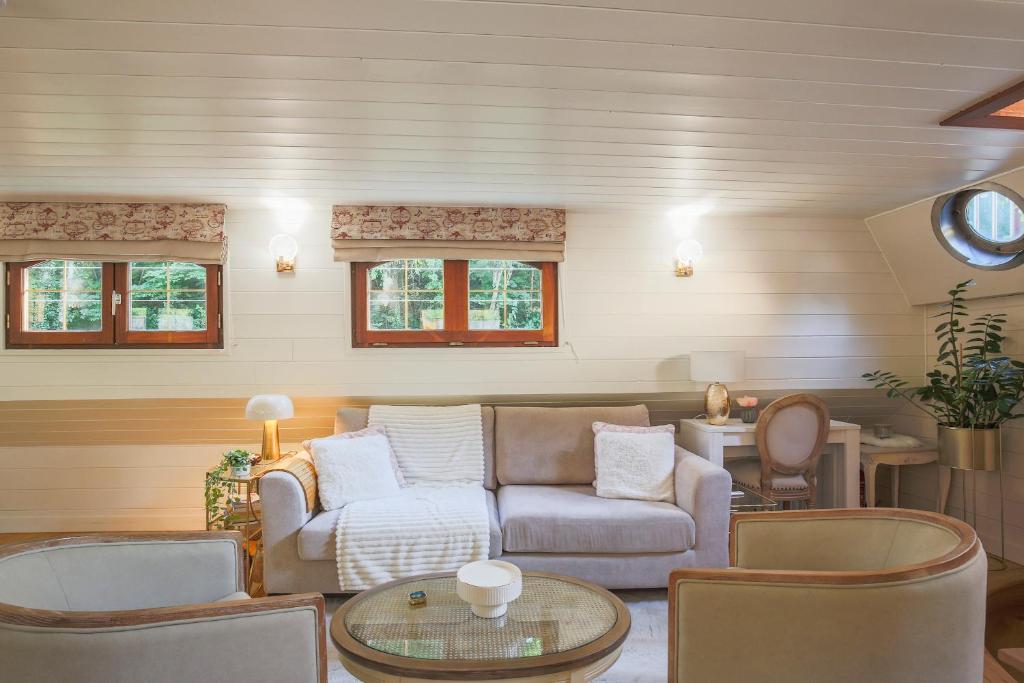 Photo de la galerie de l'établissement Maïtena Péniche Hôtel de Luxe privée à Besançon, à Choisey