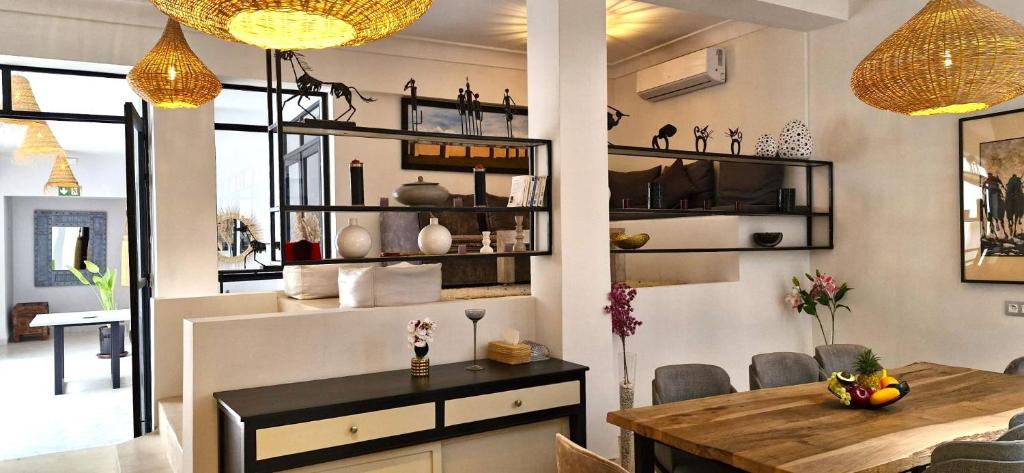 une cuisine et une salle à manger avec une table à manger et une salle à manger dans l'établissement RIAD 48 & SPA, à Marrakech