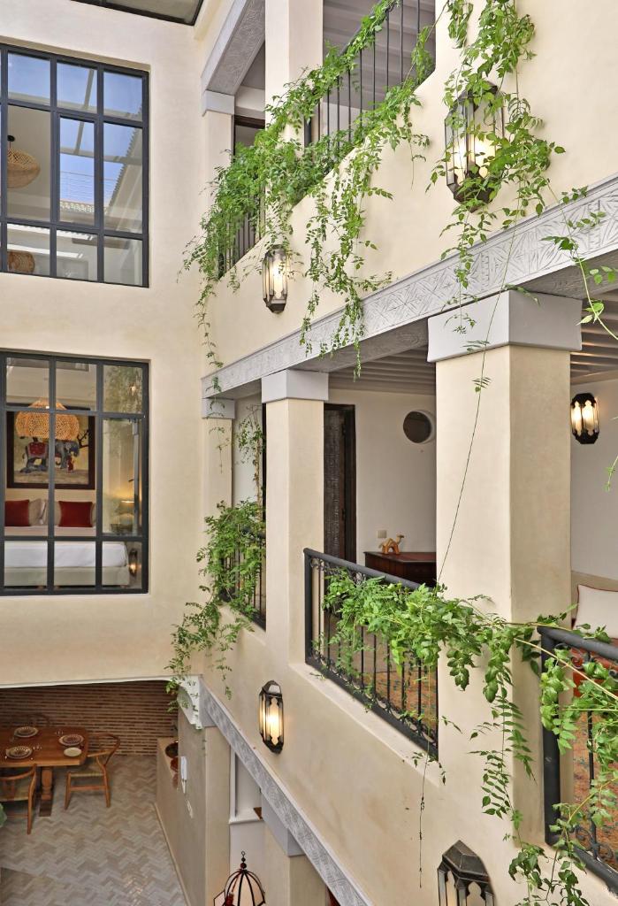 une cour intérieure d'un immeuble avec des plantes dans l'établissement Riad dar Tayri, à Marrakech
