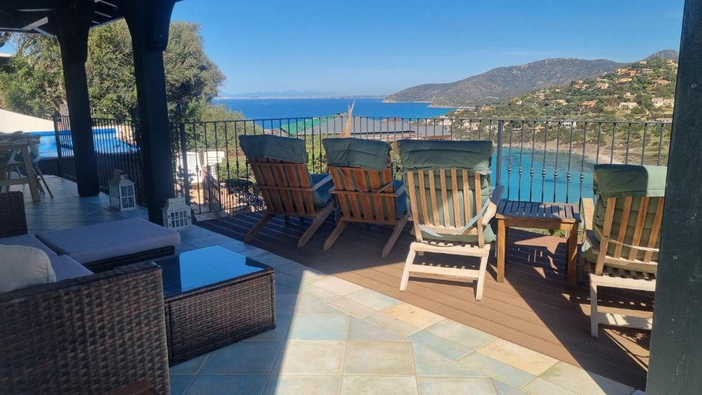d'un balcon avec des chaises et une vue sur l'eau. dans l'établissement Villetta with heated pool and panoramic view, à Torre delle Stelle