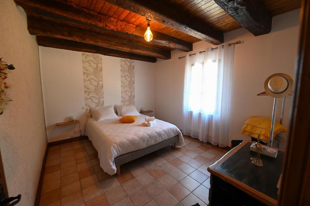 une chambre avec un lit et une fenêtre dans l'établissement Gîte Les Mareillauds - Piscine, à Salon