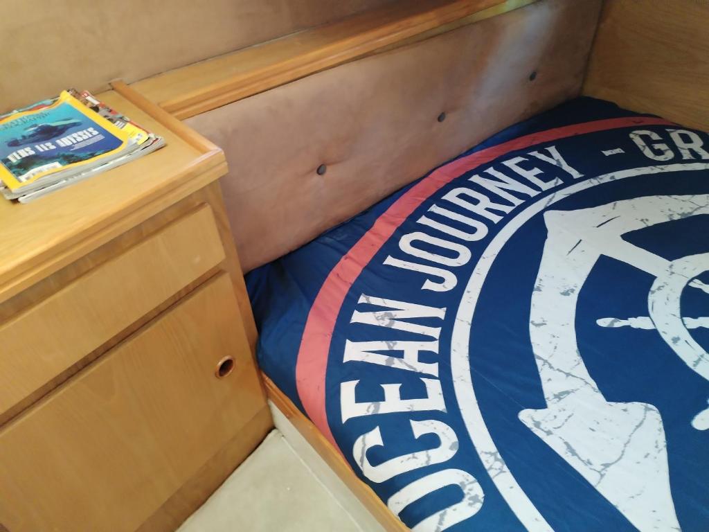 - une chambre avec une couette sur un lit dans l'établissement Taîaut, à La Seyne-sur-Mer