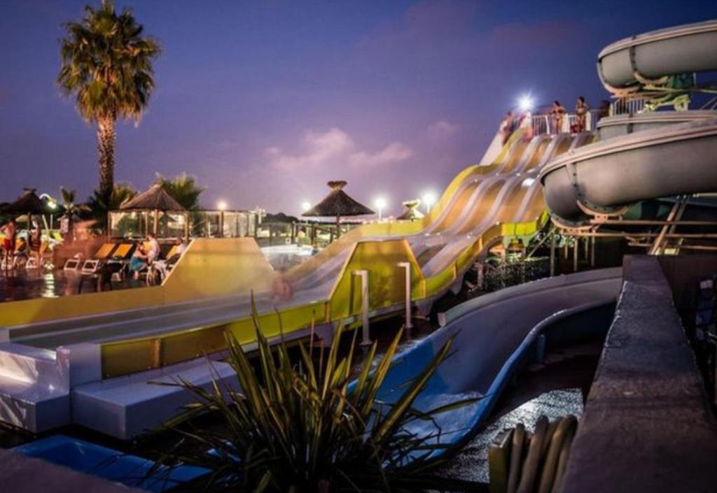 - un toboggan aquatique dans un parc aquatique la nuit dans l'établissement Mobile home 255 pour 6 pers Camping Siblu Le Lac des Rêves, à Lattes