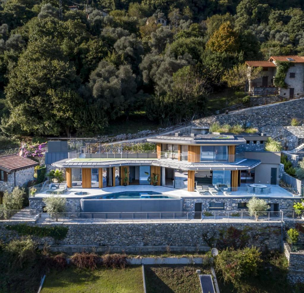 une vue aérienne d'une maison dans l'établissement Villa Osee Lago di Como, à Sala Comacina