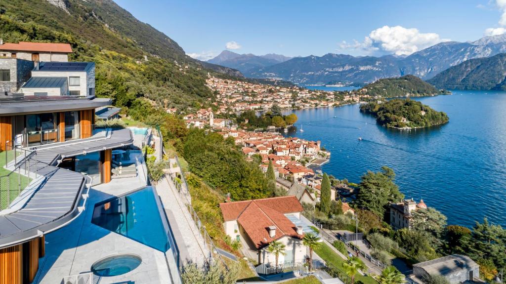 Vue aride d'une ville et d'une masse d'eau dans l'établissement Villa Osee Lago di Como, à Sala Comacina