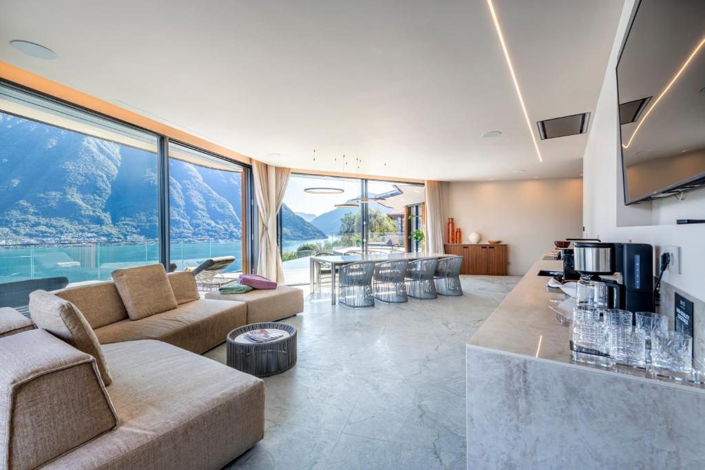 - un salon avec vue sur la montagne dans l'établissement Villa Osee Lago di Como, à Sala Comacina