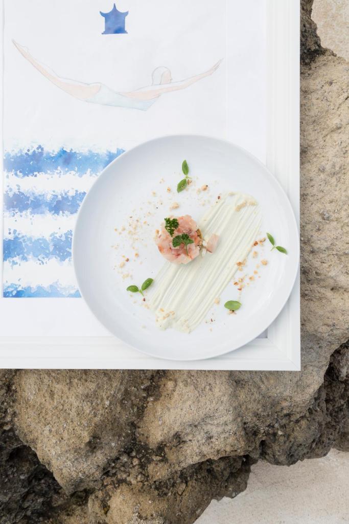 une assiette de nourriture assise sur une table dans l'établissement Pagoda Lifestyle Hotel, à Ischia 105 autres photos