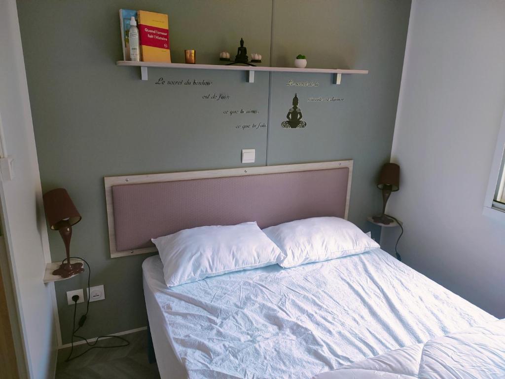Un ou plusieurs lits dans un hébergement de l'établissement Mobil home, camping 4* Lac privé