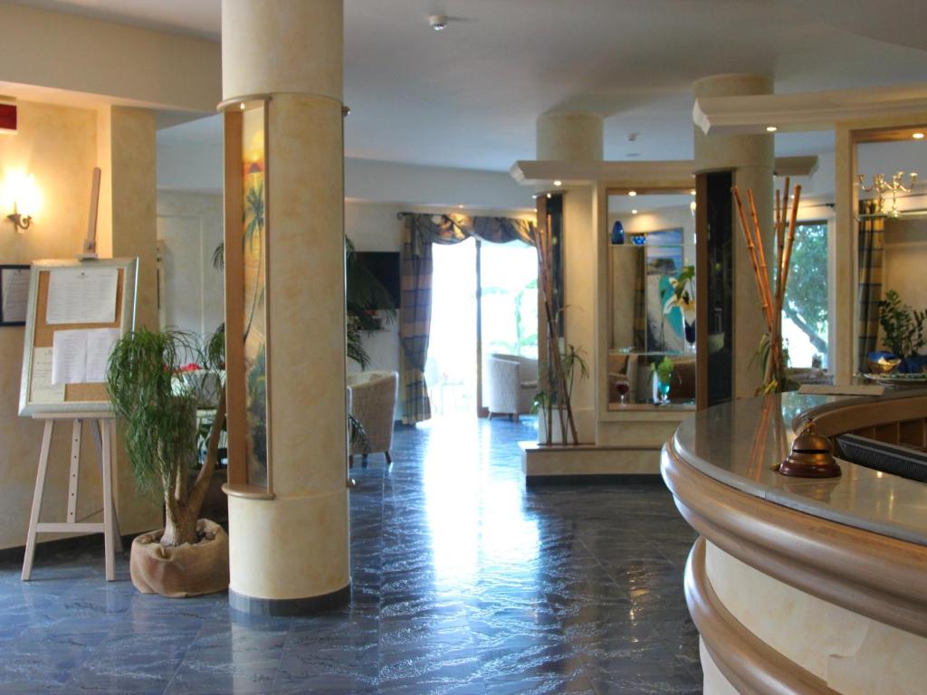 un hall avec une colonne et des plantes dans l'établissement Blu Tropical Resort, à Zambrone 140 autres photos