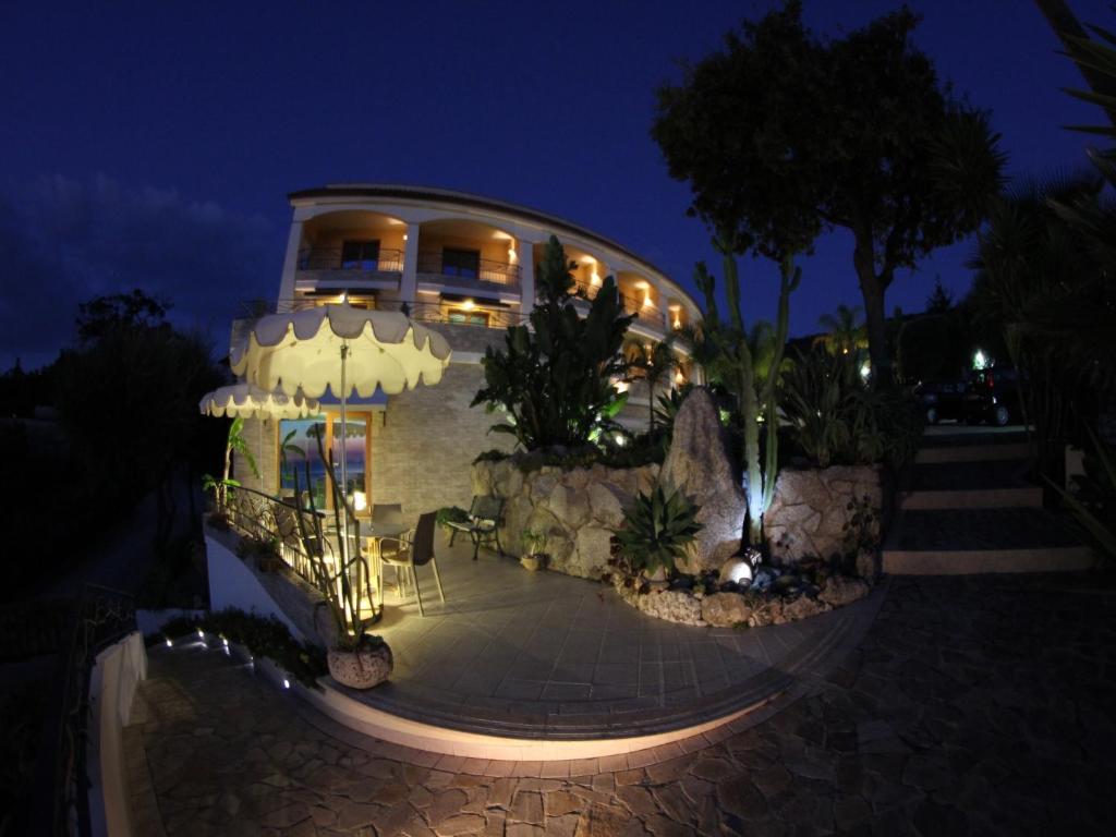 une maison la nuit avec des lumières devant elle dans l'établissement Blu Tropical Resort, à Zambrone