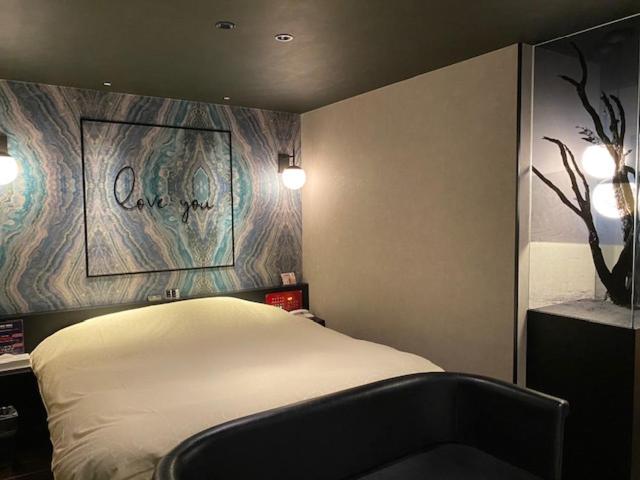 - une chambre avec un lit et un panneau qui dit amour dans l'établissement HOTEL Hana - Adult Only, à Matsumoto 10 autres photos