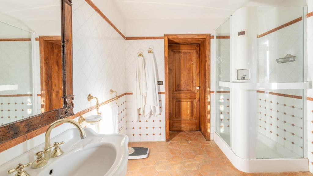 Salle de bains dans l'établissement VISTA DEL LAGO 12, Emma Villas