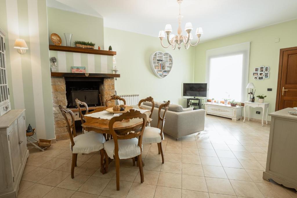 une salle à manger avec une table et des chaises et une cheminée dans l'établissement Le Cerqueta, à Castel Madama