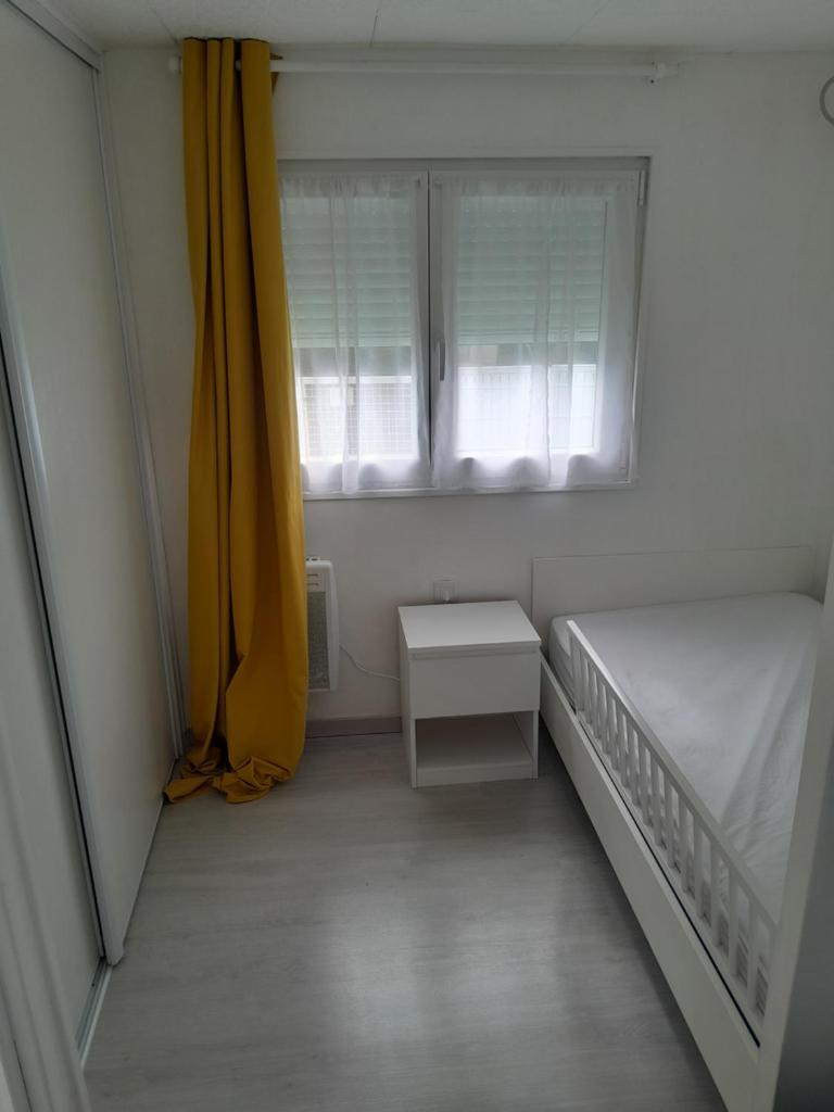 une petite chambre avec un lit et une fenêtre dans l'établissement Un petit havre de paix, à La Rouviere