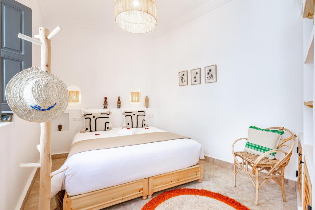 une chambre avec un lit et une chaise dans l'établissement Riad Belvi - Breakfast - 10mn Jemaa El Fnaa-Pool, à Marrakech