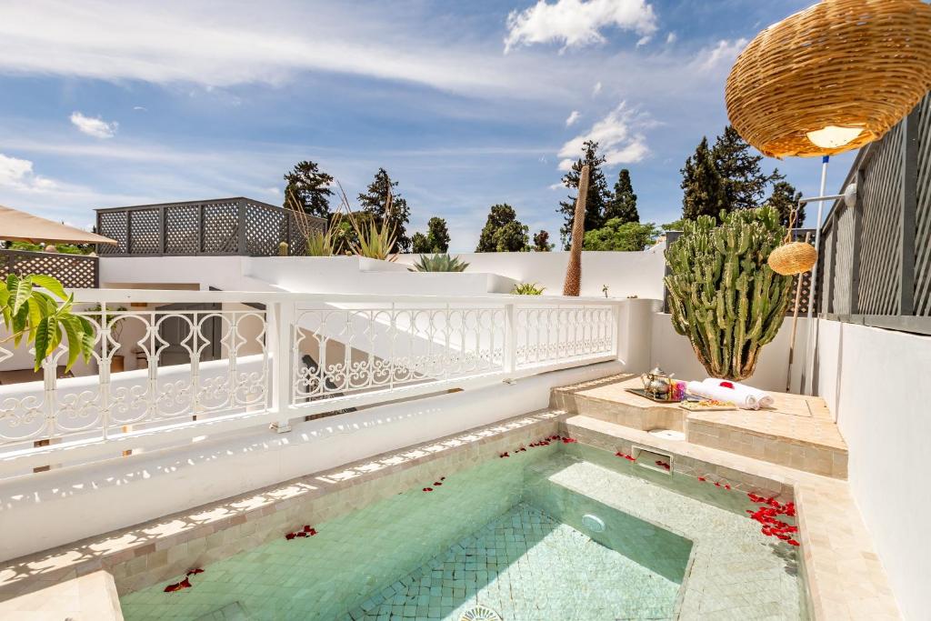 - une piscine dans l'arrière-cour d'une maison dotée d'une clôture blanche dans l'établissement Riad Belvi - Breakfast - 10mn Jemaa El Fnaa-Pool, à Marrakech
