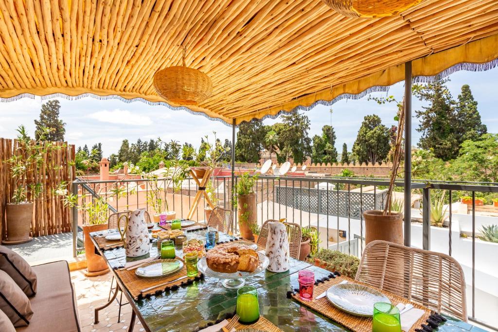d'une terrasse avec une table et de la nourriture. dans l'établissement Riad Belvi - Breakfast - 10mn Jemaa El Fnaa-Pool, à Marrakech