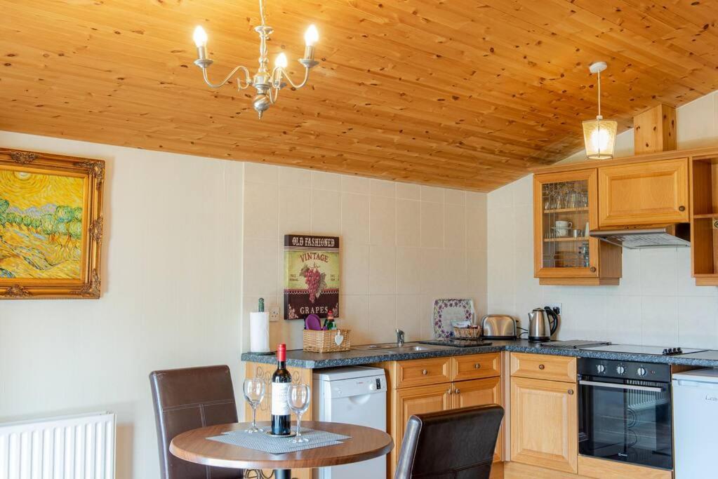 Wild Oats Lodge 17 - Yellowtop Country Park - Hot Tub - Yorkshire 4