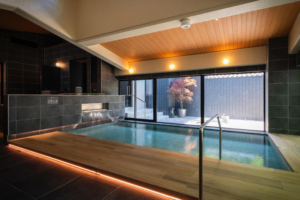 - une piscine dans une maison dans l'établissement Hibikino, à Shibukawa