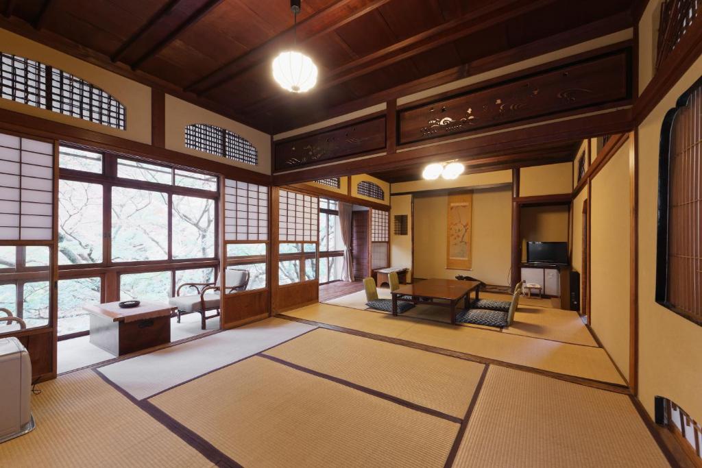 une chambre avec des tapis au sol dans une chambre avec des fenêtres dans l'établissement Fukuzumiro, à Hakone