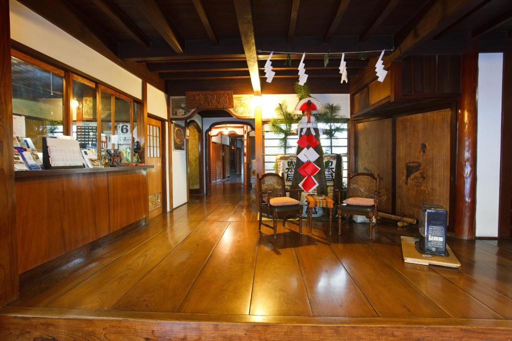- un salon doté de parquet et d'un hall dans l'établissement Fukuzumiro, à Hakone