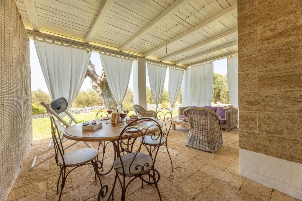 une salle à manger avec une table et des chaises sur un patio dans l'établissement Tenuta del Leccino, à Torre Vado 44 autres photos
