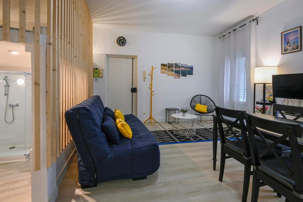 Charming studio located in the Panier district 8
