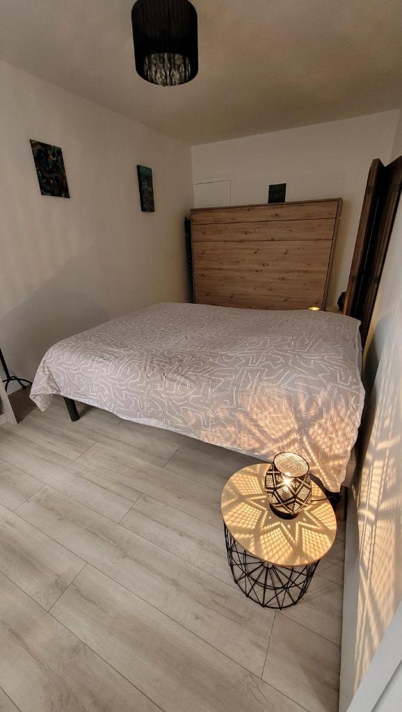 une chambre avec un lit et une table dans l'établissement Gite le Petit Doué, à Noirlieu