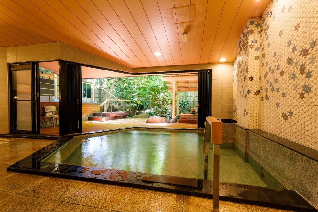 une piscine au milieu d'une maison dans l'établissement Tachibana Shikitei, à Kaga